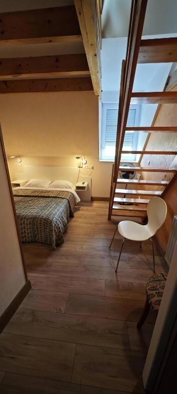 Chambre familiale en duplex avec escalier vers la mezzanine à l'Hotel De France Pontorson